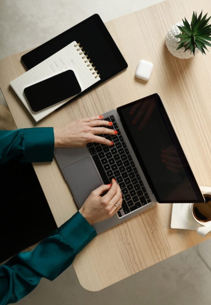 Caro, virtuelle Assistentin für E-Mail-Marketing